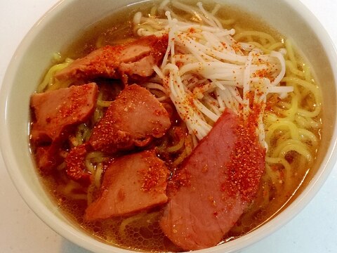 ピリ辛　焼豚とえのき茸の醬油豚骨ラーメン